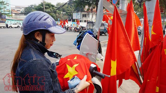 Mỏi tay bán cờ, áo cổ vũ U23 Việt Nam ảnh 11